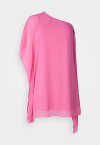 Robe transparente asymétrique rose à une épaule avec un tissu drapé fluide et un ourlet inégal sur un fond uni.