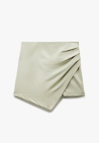 Lichtbeige asymmetrische minirok met overlappende voorkanten en subtiele plooien aan één kant.
