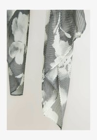 Selezionato, black floral plisse print