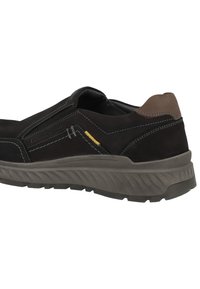 Schwarzer Wildleder Slipper mit grauen Nähten und gelben Akzenten, ausgestattet mit einer strukturierten Gummisohle und einem braunen Fersenbereich.