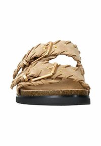 Beige suède sandalen met twee brede banden, voorzien van gouden accenten en een geweven ontwerp. De zool is zwart met een gestructureerde kurkafwerking.