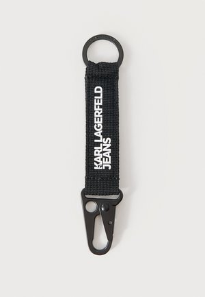 Llavero de tela negra con anilla metálica y clip, con texto blanco "KARL LAGERFELD JEANS" en la correa.