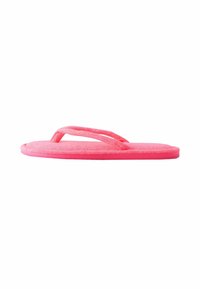 Lyserød flip-flop med blød, tekstureret rem, flad sål og enkelt thong-design. Letvægtsmateriale med en glat, mat overflade.