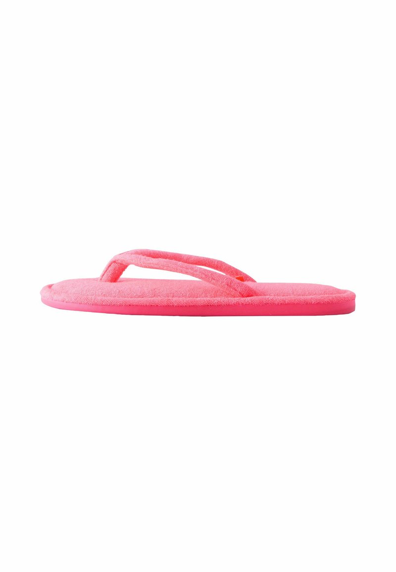 Lyserød flip-flop med blød, tekstureret rem, flad sål og enkelt thong-design. Letvægtsmateriale med en glat, mat overflade.