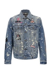 Blå denimjacka med vit sprutning, prydd med olika lappar och broderier, inklusive en björn och blommönster. Knappstängning framtill och fickor.