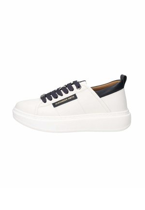 Baskets en cuir blanc avec des accents bleu marine, présentant une semelle texturée, un bout arrondi, des lacets plats et une plaque de logo sur le côté.