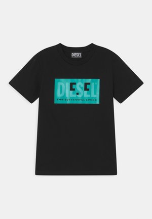 Zwart T-shirt met korte mouwen en een turkoois rechthoekig logo met de tekst "DIESEL" en de tekst "FOR SUCCESSFUL LIVING" onder het logo.