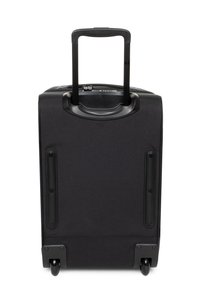 Zwarte koffer met wieltjes, voorzien van een gestructureerde afwerking, een in te trekken handvat en vier duurzame wielen voor eenvoudige mobiliteit. Eenvoudig, rechthoekig ontwerp.