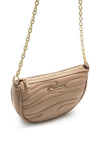 Borsa a tracolla in pelle beige con motivo ondulato testurizzato, tracolla a catena dorata e chiusura con zip; presenta il nome del marchio in oro.