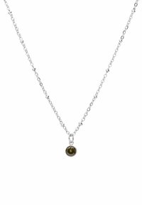 Zilveren ketting met een ovaal groene stenen hanger, met een gladde oppervlakte en een gepolijste afwerking.