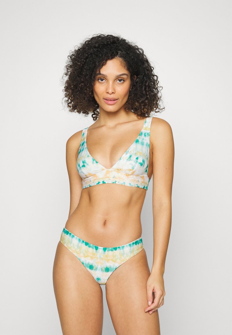 Conjunto de bikini tie-dye com um top bralette de decote em V profundo e calças de cintura alta. As cores incluem salpicos de azul, verde e laranja sobre um fundo claro.