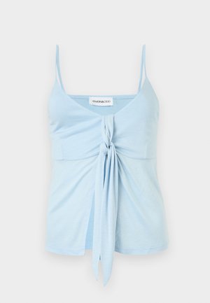 Hele sinine varrukateta top õhukeste rihmade ja ees asuva sõlmiga, tehtud pehmest kangast.