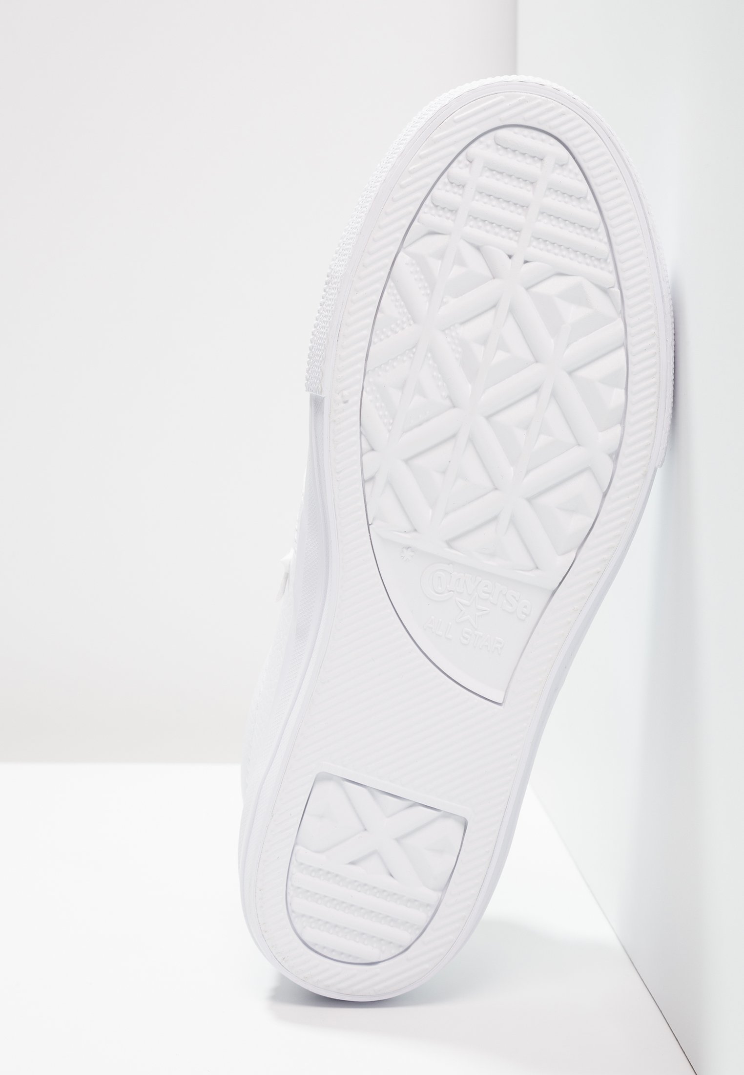 junior white converse