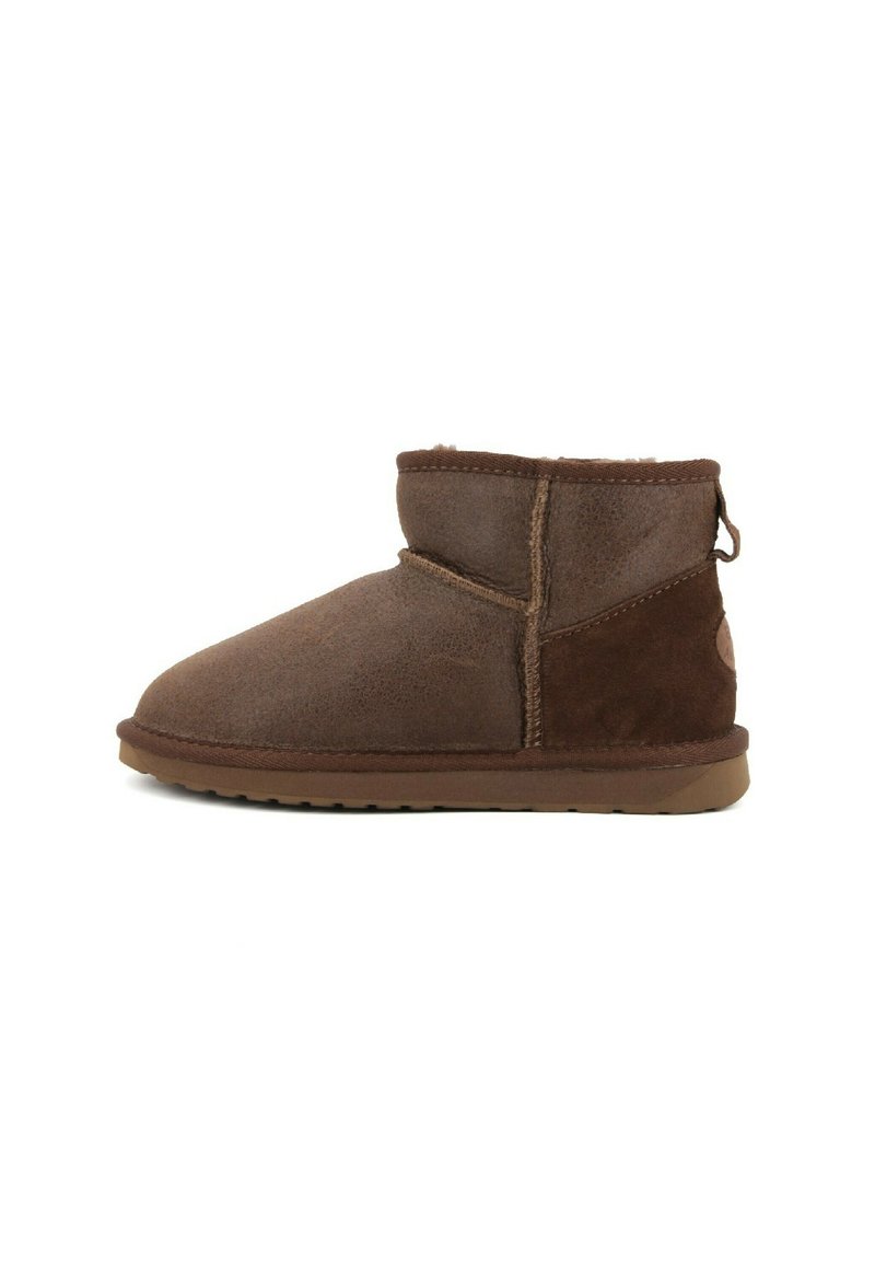 Stivaletti in suede marrone con una morbida fodera interna, dotati di punta rotonda, gambo corto e suola in gomma. Cuciture rinforzate lungo le cuciture.