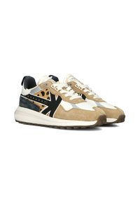 Scarpe sportive in suede e pelle beige con accenti neri e argento. Presentano una parte superiore testurizzata e una suola in gomma per una maggiore aderenza.