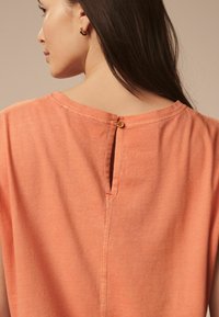 Next POCKET  REGULAR FIT - Top - peach orange
