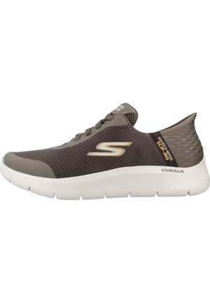 Jasnobrązowy but typu slip-on Skechers z cholewką z siateczki, białą podeszwą i oznaczeniem "S" z boku.
