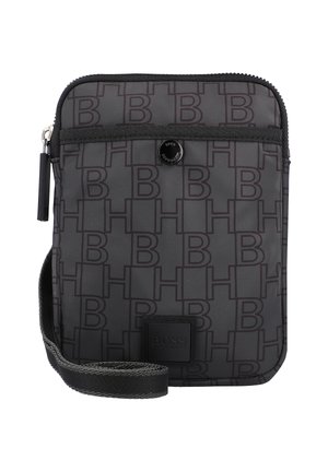 Schwarze BOSS Crossbody-Tasche mit durchgehendem geprägtem "B"- und "H"-Muster, Frontklappe mit Druckknopf und verstellbarem Riemen.