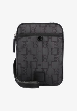 Pochette bandoulière noire BOSS avec motif embossé "B" et "H" sur toute la surface, poche avant à rabat avec bouton-pression et bandoulière réglable.