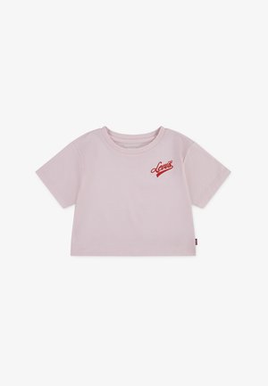 T-shirt cropped rose clair en coton, avec des manches courtes et un logo rouge brodé sur la poitrine. Texture lisse.
