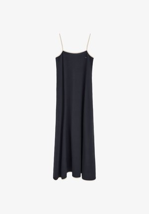 Długa czarna sukienka na ramiączkach z cienkimi beżowymi paskami i beżową lamówką wzdłuż dekoltu i krawędzi, wisząca na białym tle.