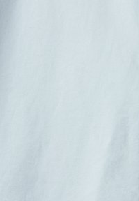 Ljusblått tyg med en slät yta och jämn struktur. Materialet verkar lätt och passar för kläder eller möbelklädsel.