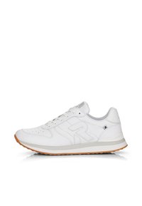 Baskets blanches en cuir avec des détails perforés, bout rond et semelle en caoutchouc ; dotées d'un design minimaliste et d'accents de logo.