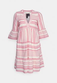 Robe à manches courtes avec un col en V, en tissu léger avec des motifs géométriques et rayés roses, des manches évasées et une jupe froncée.