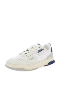Sneaker sportivo bianco con parte superiore in pelle perforata, accenti blu navy, colletto imbottito e suola in gomma beige. Presenta il logo del marchio e il numero di stile.