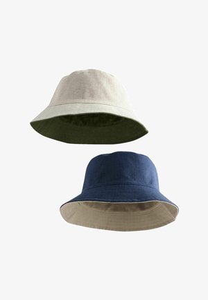Zwei wendbare Bucket Hats, einer beige mit dunkelgrünem Innenfutter, der andere marineblau mit beigem Innenfutter, vor weißem Hintergrund gezeigt.