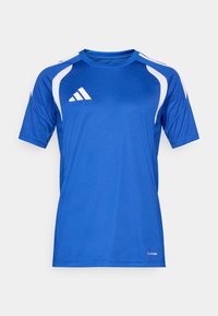 Μπλε αθλητικό πουκάμισο με κοντά μανίκια, κατασκευασμένο από ύφασμα που αποβάλλει την υγρασία. Διαθέτει λευκά διακοσμητικά στα χέρια και λογότυπο στο στήθος.