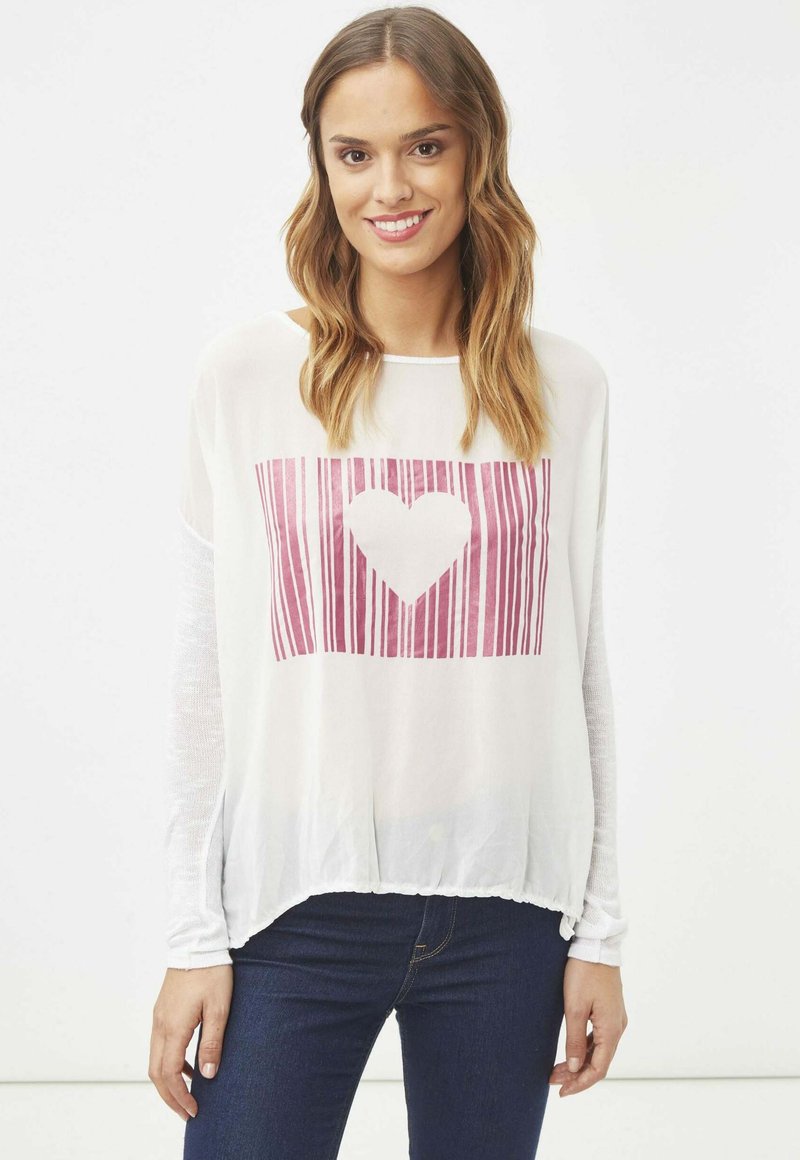 Camiseta blanca de corte relajado, con un diseño de código de barras rosa y un corazón. Tejido suave, mangas largas con un aspecto texturizado y dobladillo redondeado.