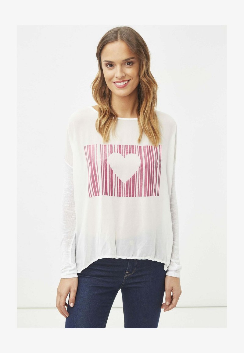 Camiseta blanca de corte relajado, con un diseño de código de barras rosa y un corazón. Tejido suave, mangas largas con un aspecto texturizado y dobladillo redondeado.