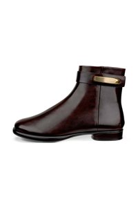 Braune Leder-Ankle-Boots mit runder Zehenpartie, seitlichem Riemen und goldfarbenen Hardware-Akzenten, glatter Textur und flachem Absatz.