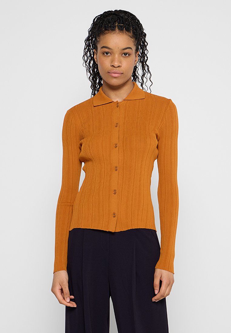 Fitted, langärmeliger Cardigan aus strukturiertem, geripptem orangenem Stoff; verfügt über einen Kragen und eine Knopfleiste vorne.