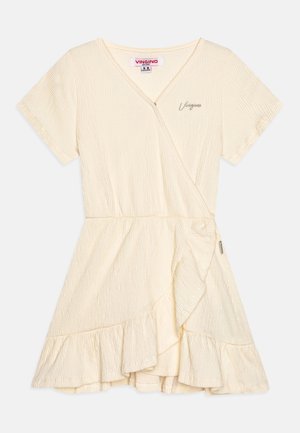 Gehaltvolles, cremefarbenes Wickelkleid mit kurzen Ärmeln, Rüschensaum, V-Ausschnitt, elastischer Taille und kleinem gesticktem "Vingino"-Logo auf der Brust.