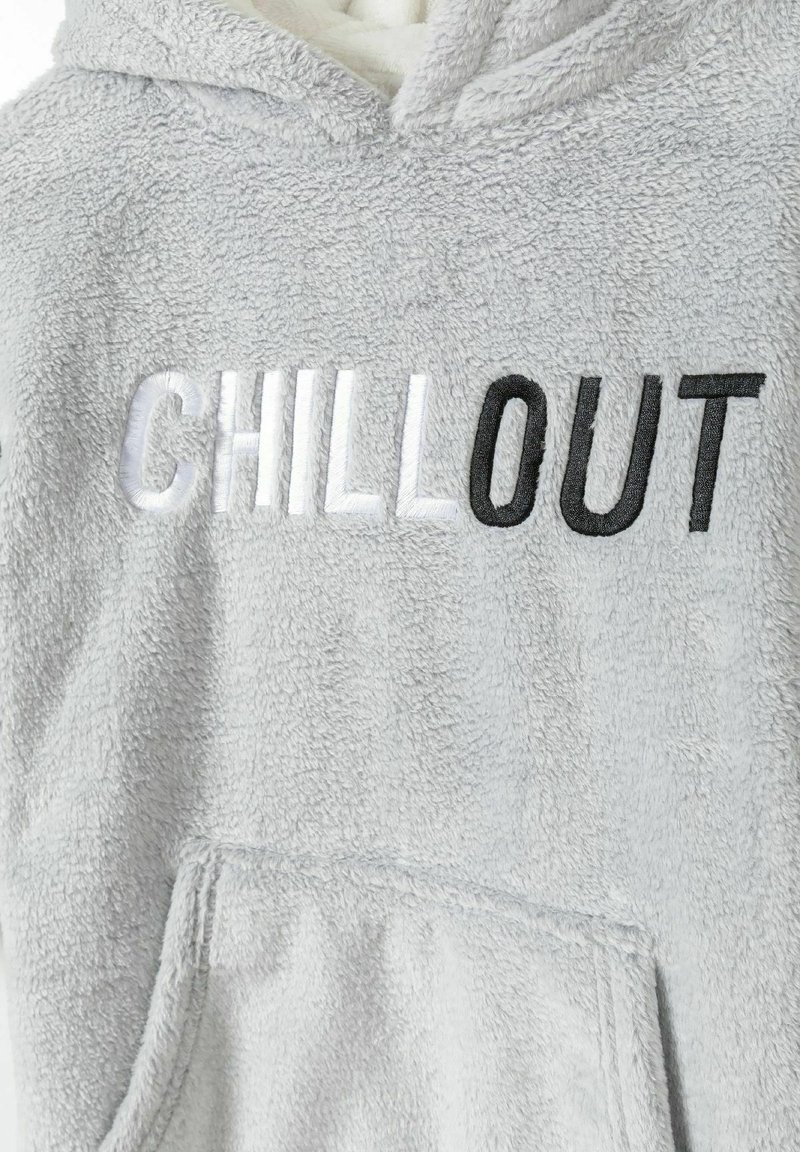 Grijze fleece hoodie met "CHILL OUT" geborduurd in verschillende tinten wit en zwart. Heeft een voorzak en een zachte textuur.