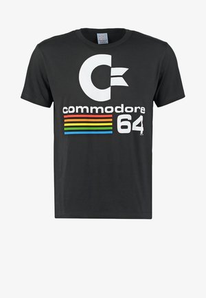 Zwart katoenen t-shirt met een groot wit "C" logo, de tekst "commodore 64" in het wit, en horizontale regenboogstrepen onder het logo.