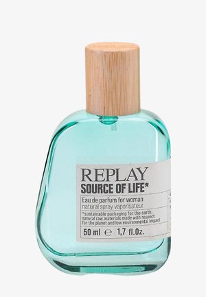 Replay Source of Life eau de parfum in un flacone di vetro turchese da 50 ml con forma arrotondata e tappo in bambù. L'etichetta presenta i dettagli del prodotto.