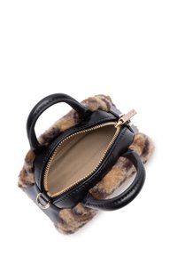 Sac à main en cuir noir avec une bordure en fourrure texturée beige et marron, fermeture éclair dorée et deux poignées. Intérieur ouvert affichant un revêtement beige.