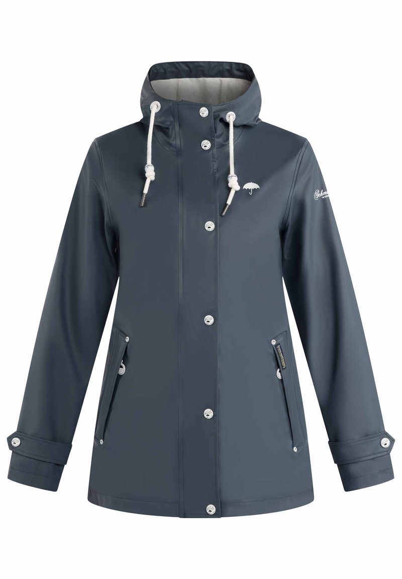 Chaqueta de lluvia impermeable en color azul marino, con capucha, botones a presión, cordón ajustable y dos bolsillos laterales. Presenta un logotipo discreto y detalles en plateado.