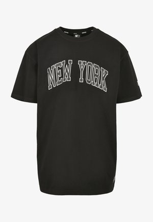 Czarna bawełniana koszulka z krótkim rękawem, z okrągłym dekoltem i luźnym krojem, z napisem "NEW YORK" w białym, łukowatym kroju.