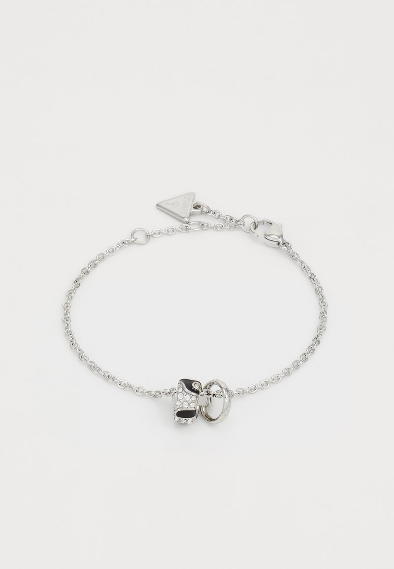 Silversmyckad kedjearmband med en svart och silver charm prydd med klara rhinestones, accentuerad av en rund ring och ett triangulärt taglås.