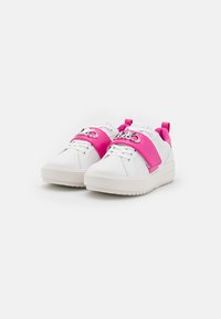 Sneaker bianche con suola chunky, dotate di una striscia rosa brillante nella parte centrale e elementi in argento sui lacci.