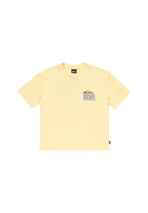 T-shirt en coton jaune à manches courtes, avec un petit logo Quiksilver graphique en noir et violet sur la zone gauche de la poitrine.