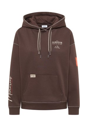 Sweat à capuche marron avec poche avant, coutures contrastantes blanches, et texte imprimé sur la poitrine et les manches. Cordon de serrage avec embouts argentés.