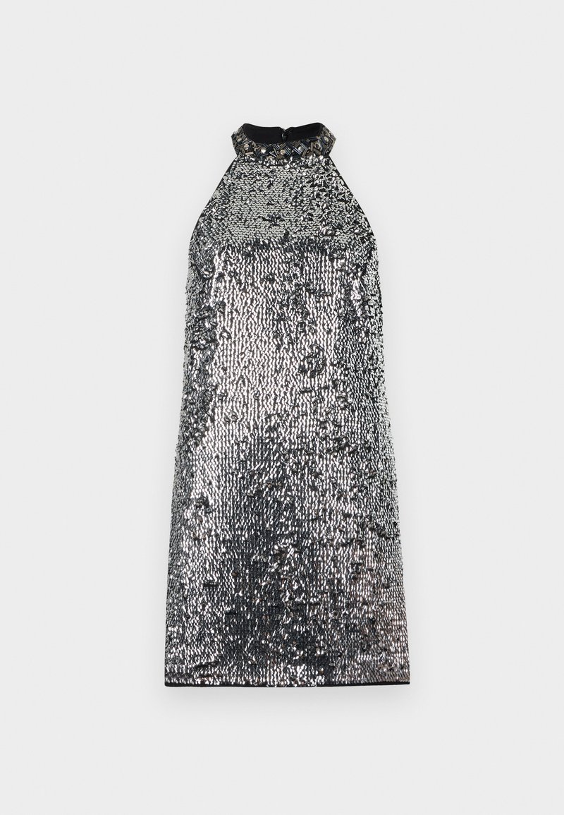 Halter nyakú ruha fényes ezüst flitterekből, fekete gallérral és sima textúrájú, egyenes szabású.