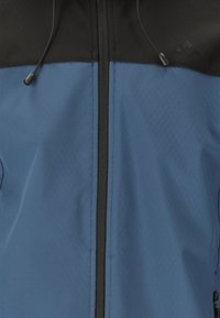 Blaue und schwarze Zip-Jacke mit glatter Textur, ausgestattet mit verstellbaren Kordelzügen und einem Logo auf der oberen linken Seite.