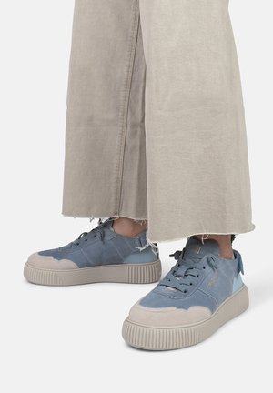Sneaker blu e grigio chiaro realizzate in pelle scamosciata e tessuti lisci, con suola in gomma spessa e lacci tonali, dettagli accurati.