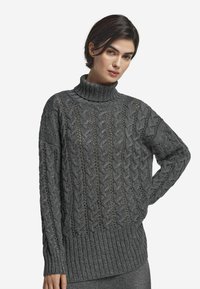 Fleckiger grauer Rollkragenpullover mit Zopfstrickmuster, dicker gerippter Saum und lässiger Passform. Hergestellt aus strukturiertem Material mit dezentem Glanz.